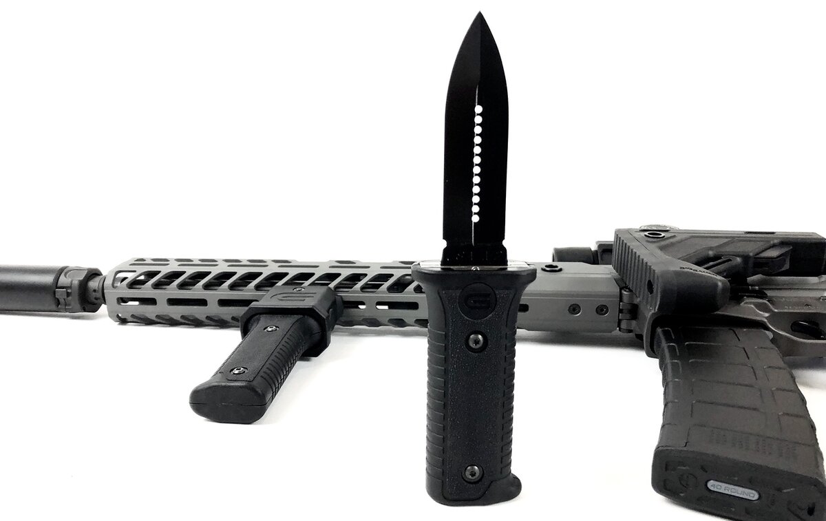Нож Gripknife имеет подпружиненное лезвие и выполняет функцию дополнительной рукоятки на оружии