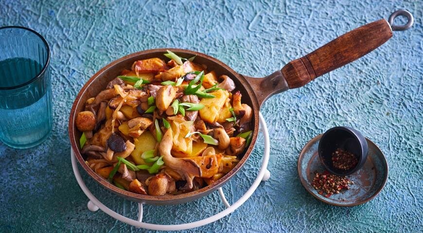 ИНГРЕДИЕНТЫ 600 г картофеля для жарки
по 200 г шампиньонов, вешенок и шиитаке
1 большая луковица
4 зубчика чеснока
2 см свежего корня имбиря
оливковое масло
соль, свежемолотый черный перец
ПОШАГОВЫЙ РЕЦЕПТ ПРИГОТОВЛЕНИЯ
Шаг 1
У вешенок и шиитаке удалите ножки. Целые шампиньоны, шляпки вешенок и шиитаке нарежьте ломтиками средней толщины.
Шаг 2
Очистите лук, чеснок и имбирь, мелко нарежьте.
Шаг 3
Картофель очистите и нарежьте ломтиками толщиной 7–10 мм. В большой сковороде разогрейте масло, положите картофель и обжарьте на максимальном огне до образования корочки, 5–7 мин.
Шаг 4
Добавьте лук, чеснок, имбирь и все грибы, посолите, поперчите, уменьшите огонь до среднего и жарьте до полной готовности картофеля, примерно 15 мин.
