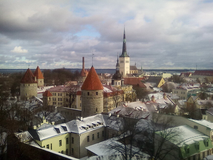 Классический вид на Старый город Таллина со смотровой площадки Паткули (Patkuli vaateplats) в северной части холма Тоомпеа.