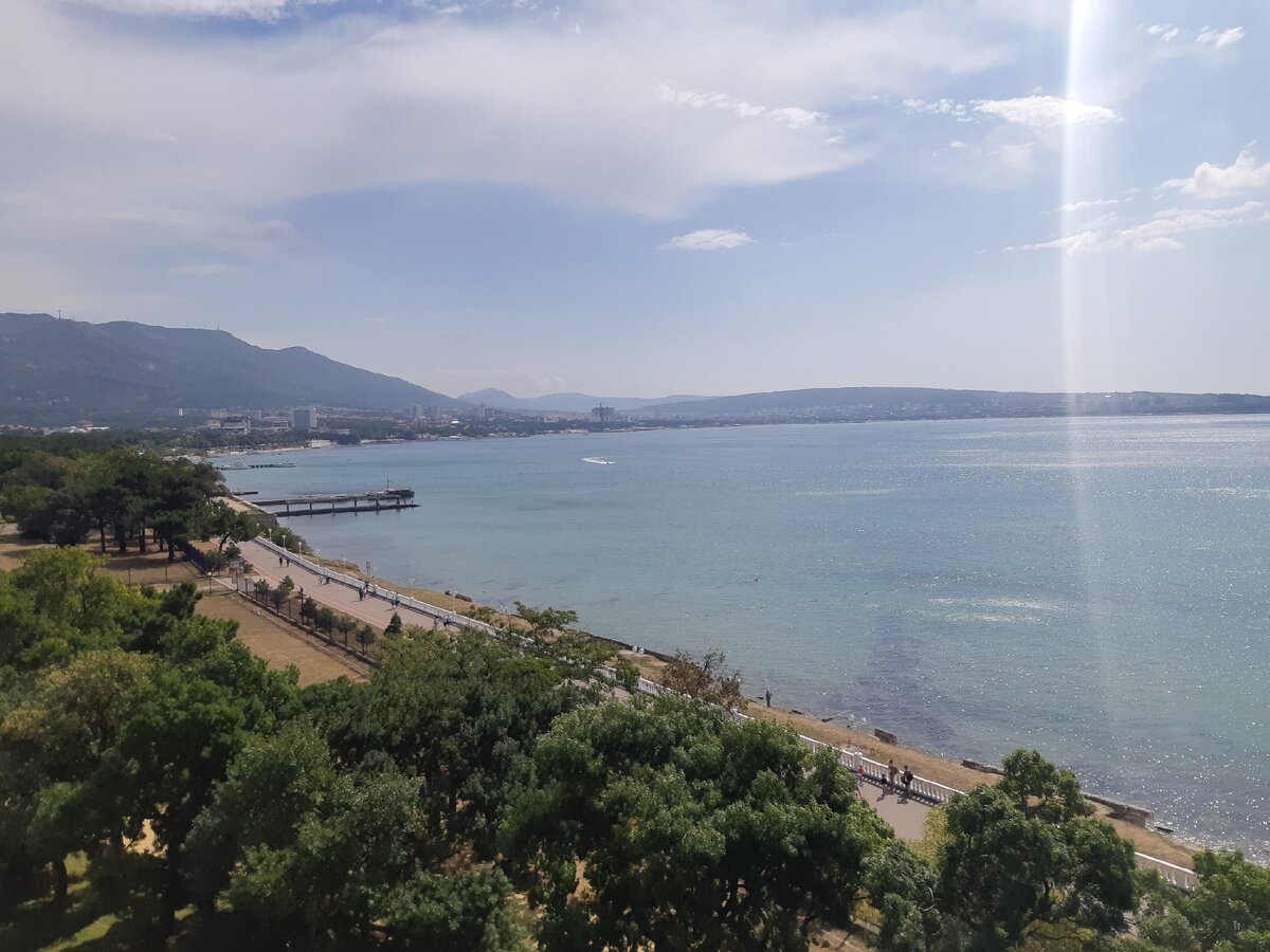 фото сделано с 23-метровой горки аквапарка "Золотая бухта"