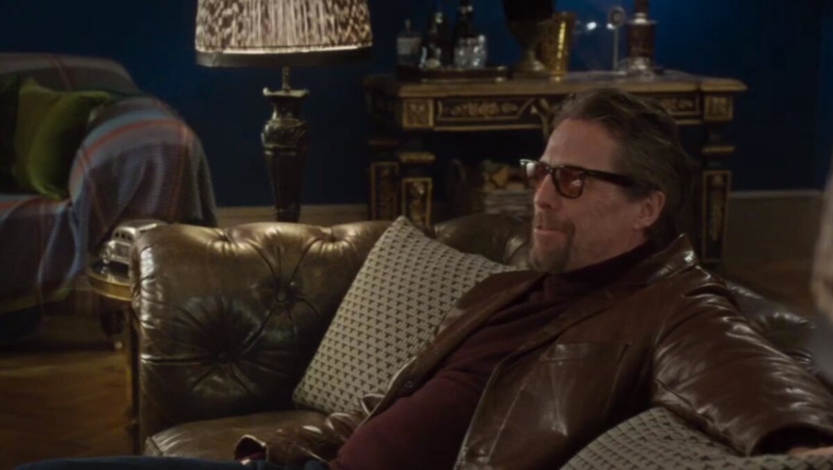 «Джентльмены» Кожаная мебель, каминная полка с вазами, торшер с классическим абажуром, клетчатые пледы