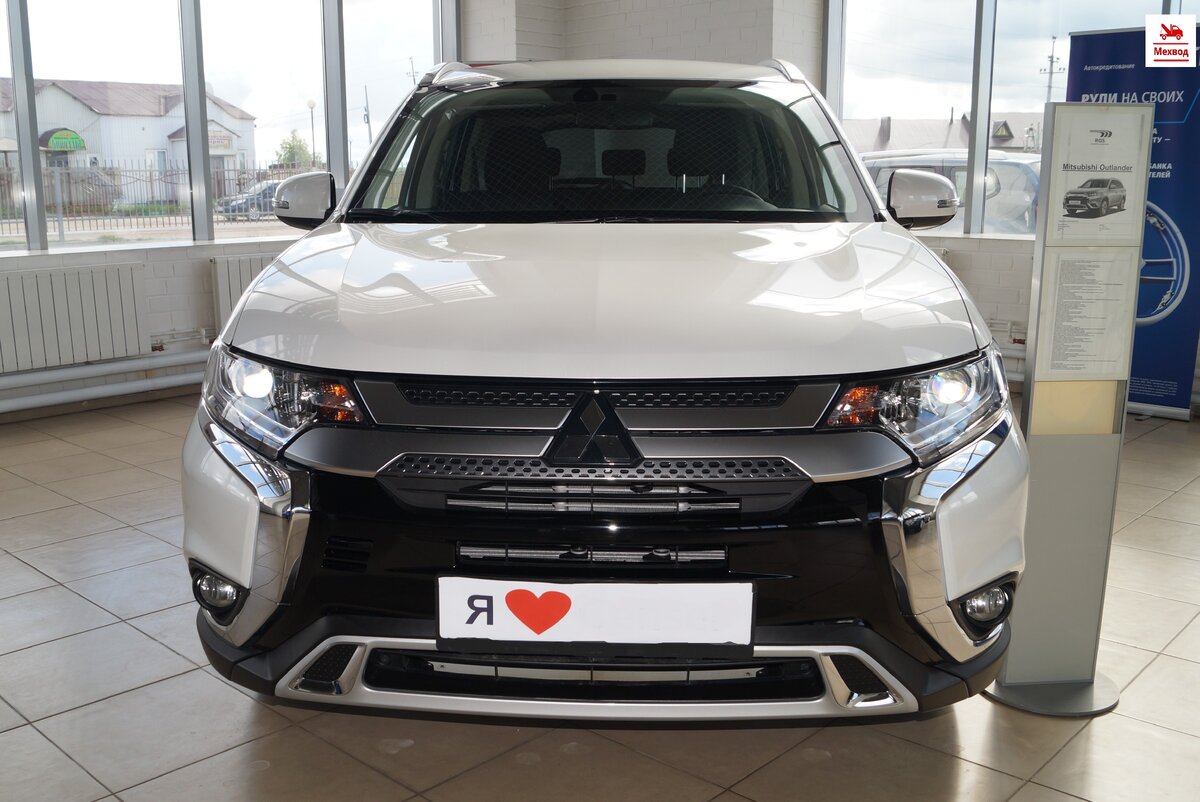 Вид спереди автомобиля Mitsubishi Outlander третьего поколения рестайлинг 3 2020 года выпуска