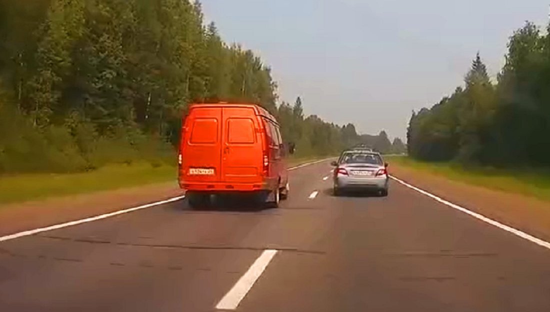 Водитель грузовика помешал обгону