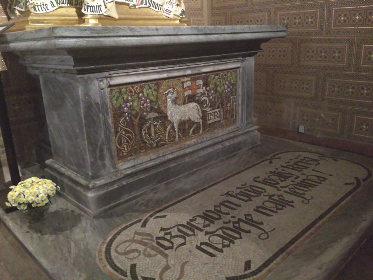 Склеп, где-то в замках Праги (из личного архива).