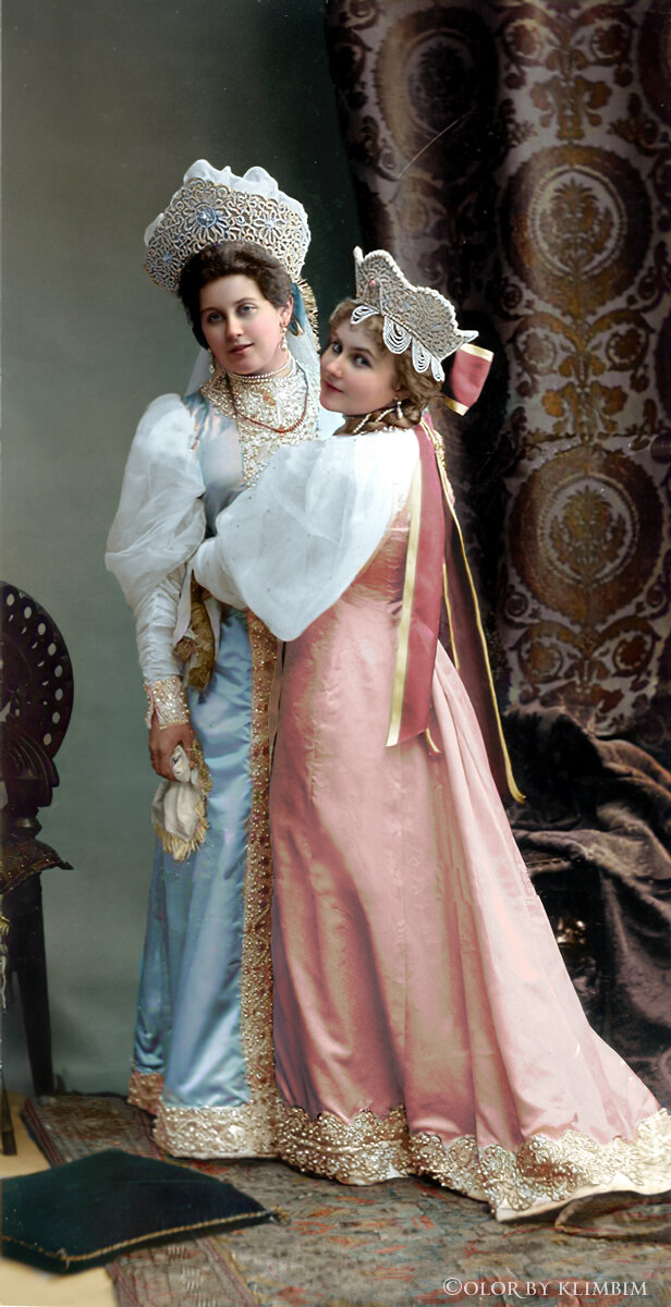 Фрейлина императрицы Александры Федоровны Анна Александровна Танеева (слева) с сестрой Александрой Александровной Танеевой в костюмах для исполнения на бале русской. Фотография в цвете - Klimbim