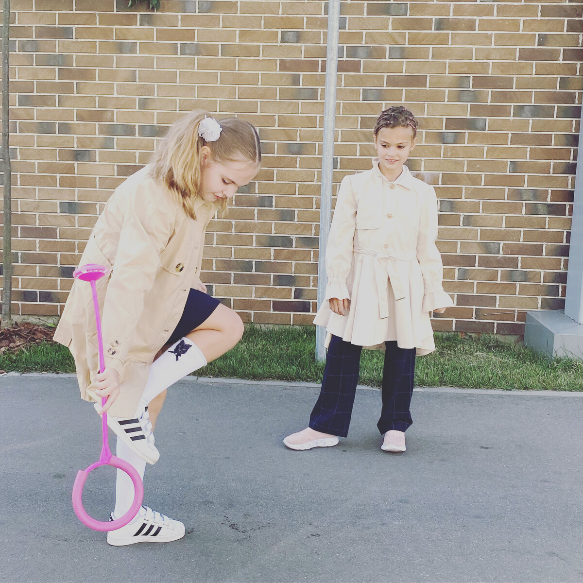 Дочь с лучшей подругой после школы. Фото из архива автора.