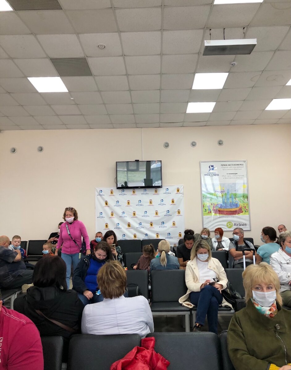 Зал небольшой, рассчитан на пассажиров одного самолета