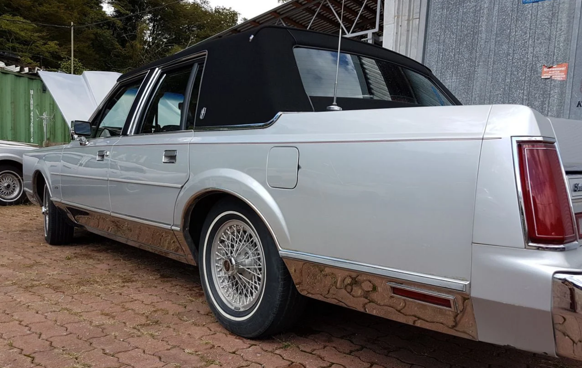 Lincoln Town Car 1 Вид с боку. Источник - https://www.avito.ru/sochi/avtomobili/lincoln_town_car_1989_1377152005?src=bp_catalog#extended