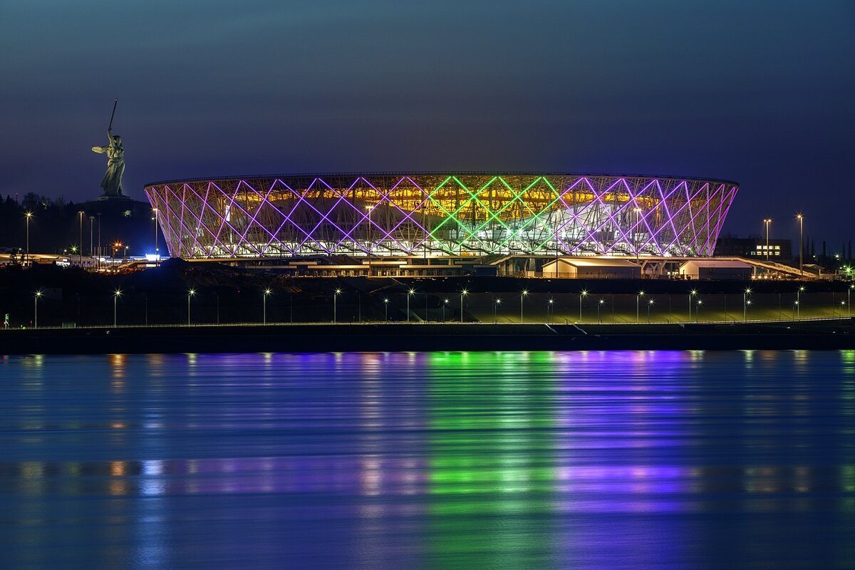 Новый стадион на фоне матери-родины