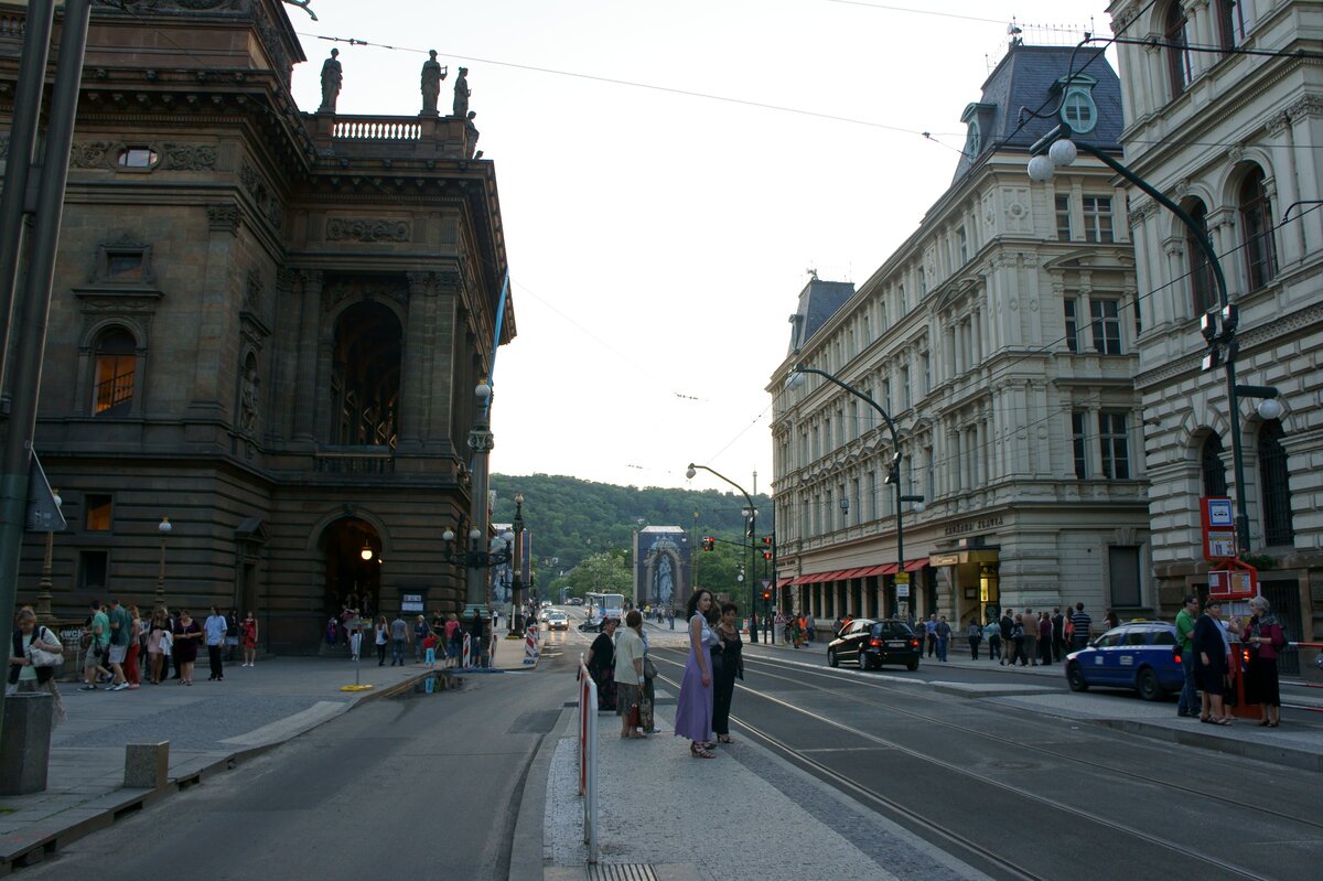 Слева театр, справа кафн