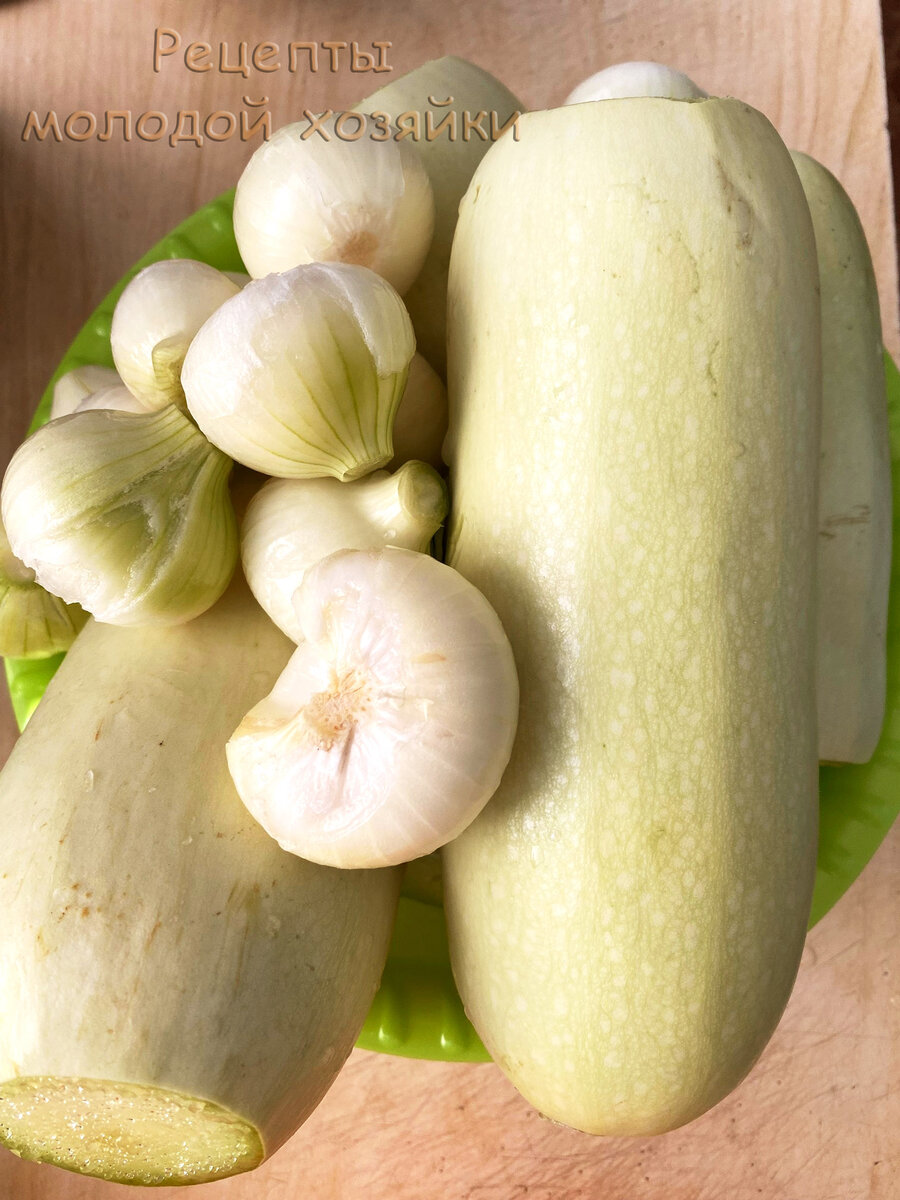 Подготовленные кабачки с луком