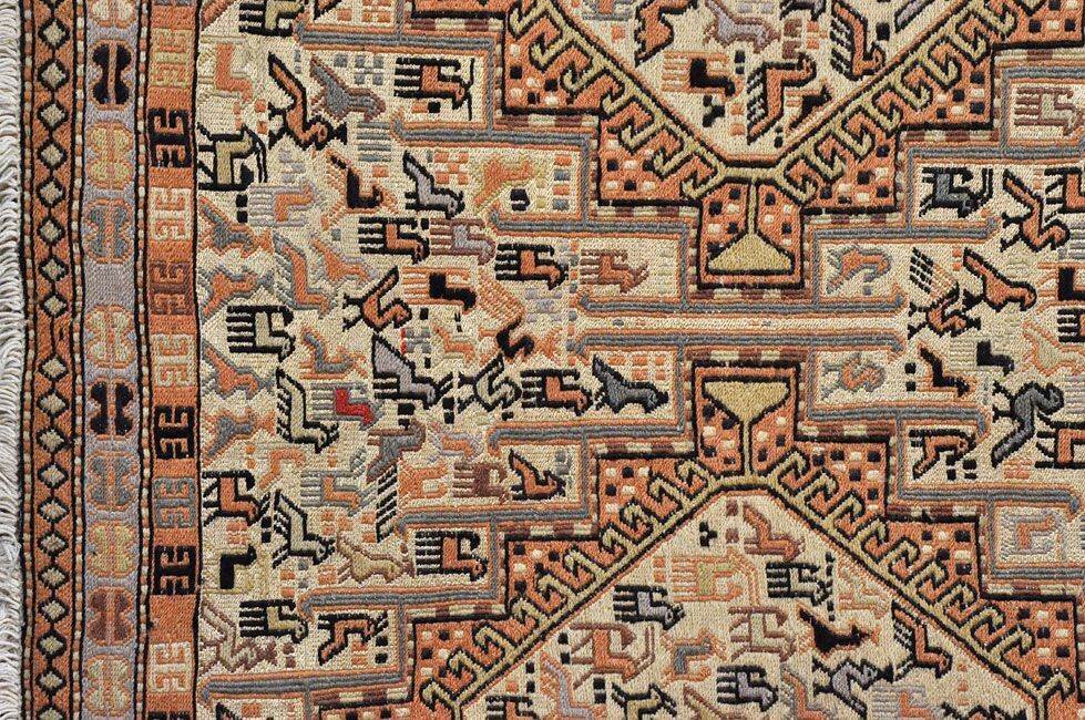 Традиционный для иранских ковров рисунок с фигурками из животного мира. 