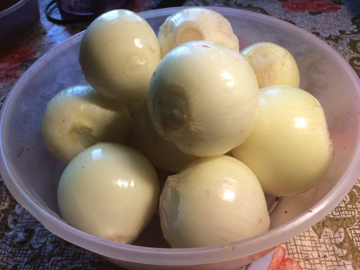 Лук 0,5 кг порезать кубиками и обжарить на сковороде с растительным маслом до полуготовности