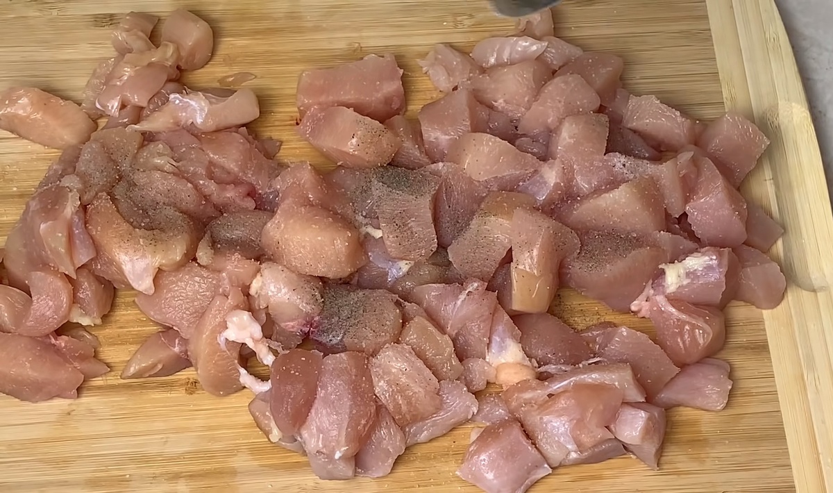Филе нарезаем кубиками, солим и перчим