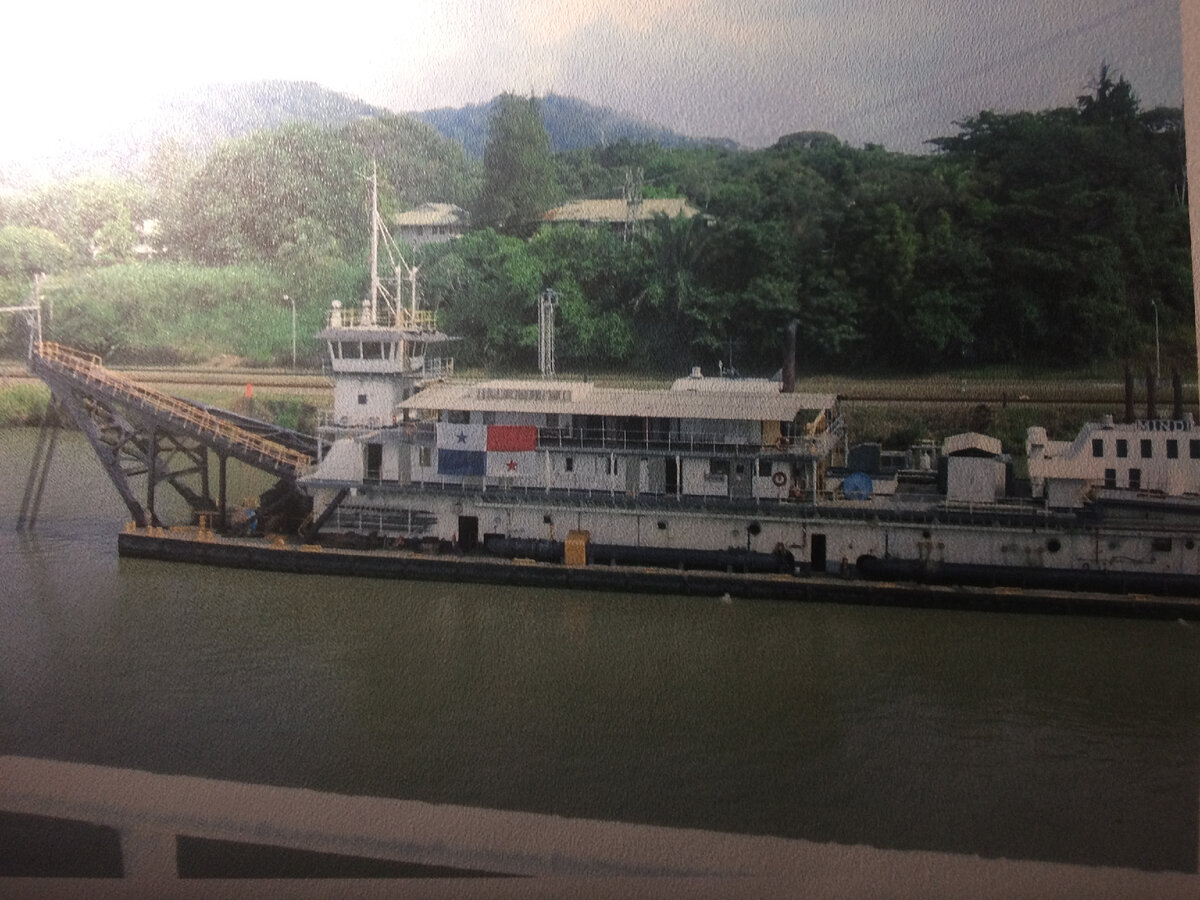 Эта  баржа  в  Панамском  канале чистит  и  углубляет  дно. Трудится  на  благо  спокойного  перехода   кораблей  из  Атлантики  в  Тихий океан и обратно.