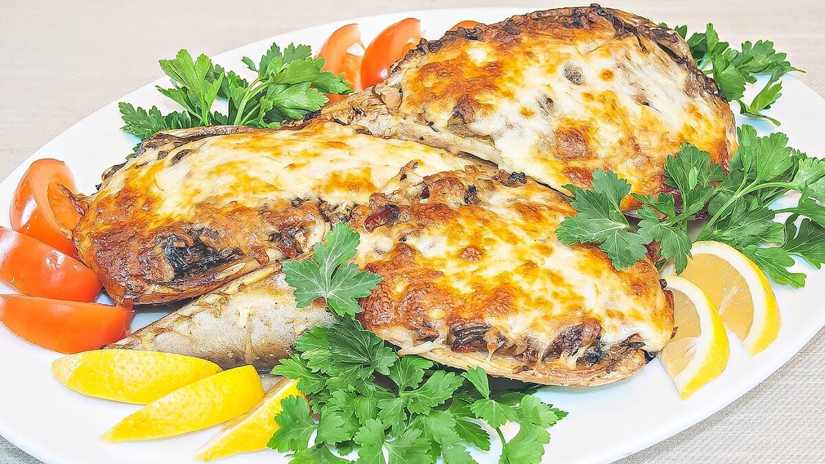 Горбуша запеченная с грибами и сыром. Скумбрия фаршированная запеченная. Скумбрия фаршированная овощами и грибами. Скумбрия фаршированная грибами в духовке. Скумбрия фаршированная грибами.