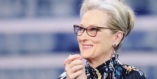 Актриса является олицетворением женственности.