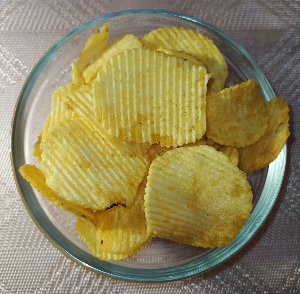 Причина возможного дефицита связана с очень жарким летом и затяжными дождями в начале осени, которые не позволяют убирать урожай картофеля