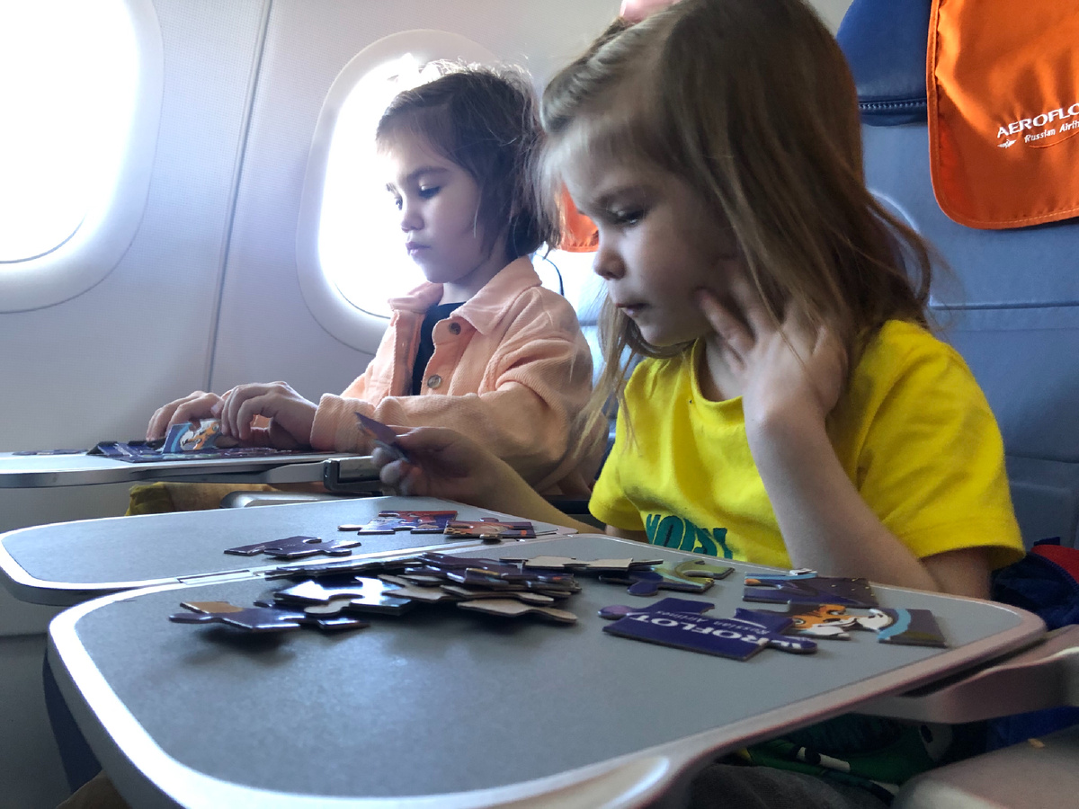 В этом полёте нам выдали целый набор увлекательных пазлов и раскрасок.