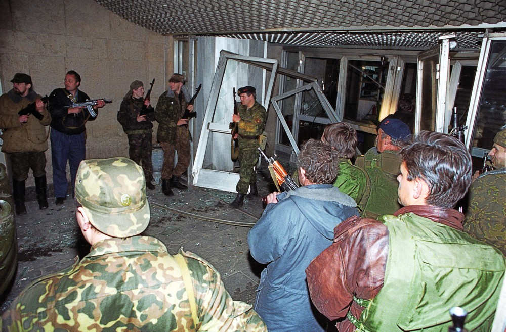 Вооруженная осада. Альфа в 1993 белый дом путч. Вооруженная осада. Осада марселя 1524. Осада константинополя 1453.