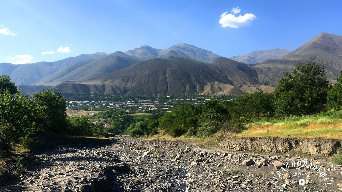 Вид на село Зрых с тропы