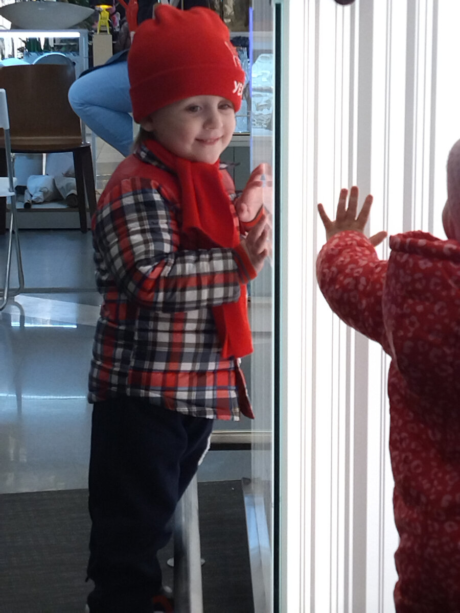 Играем как все нормальные дети. Кто скажет, что Иван - ребёнок с "букетом"?