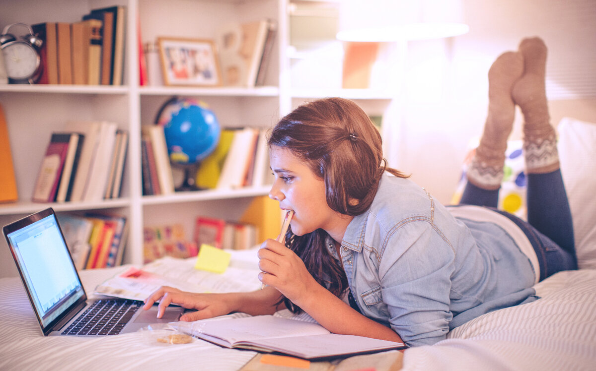 Девушка за компьютером. Источник: istockphoto.com