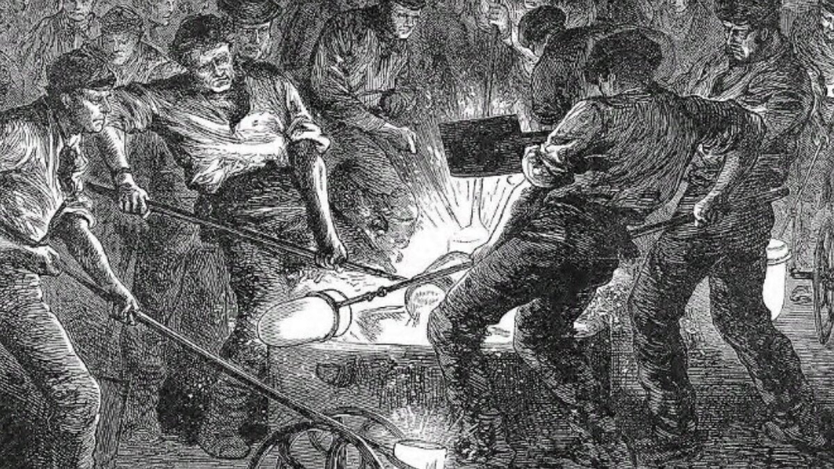 Рабочих не устраивали тяжёлые условия труда, отсутствие на предприятии мер безопасности и низкий уровень заработной платы. 