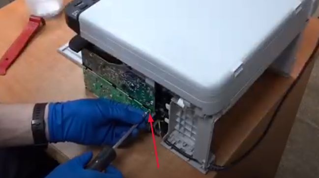 Стрелкой указано место, где мы просверлим отверстие в 3 миллиметра