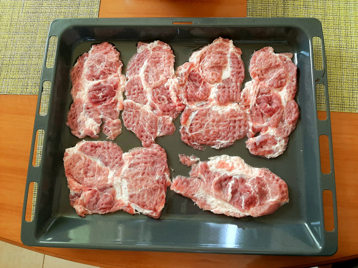 Выкладываем мясо на протвень.