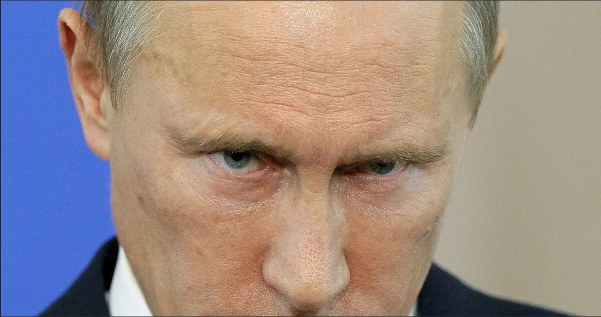 Угрожающе говорил. Человек держит человека за спиной. Президент сша джо байден злой. Угрожающий человек. Угрожающе говорил.