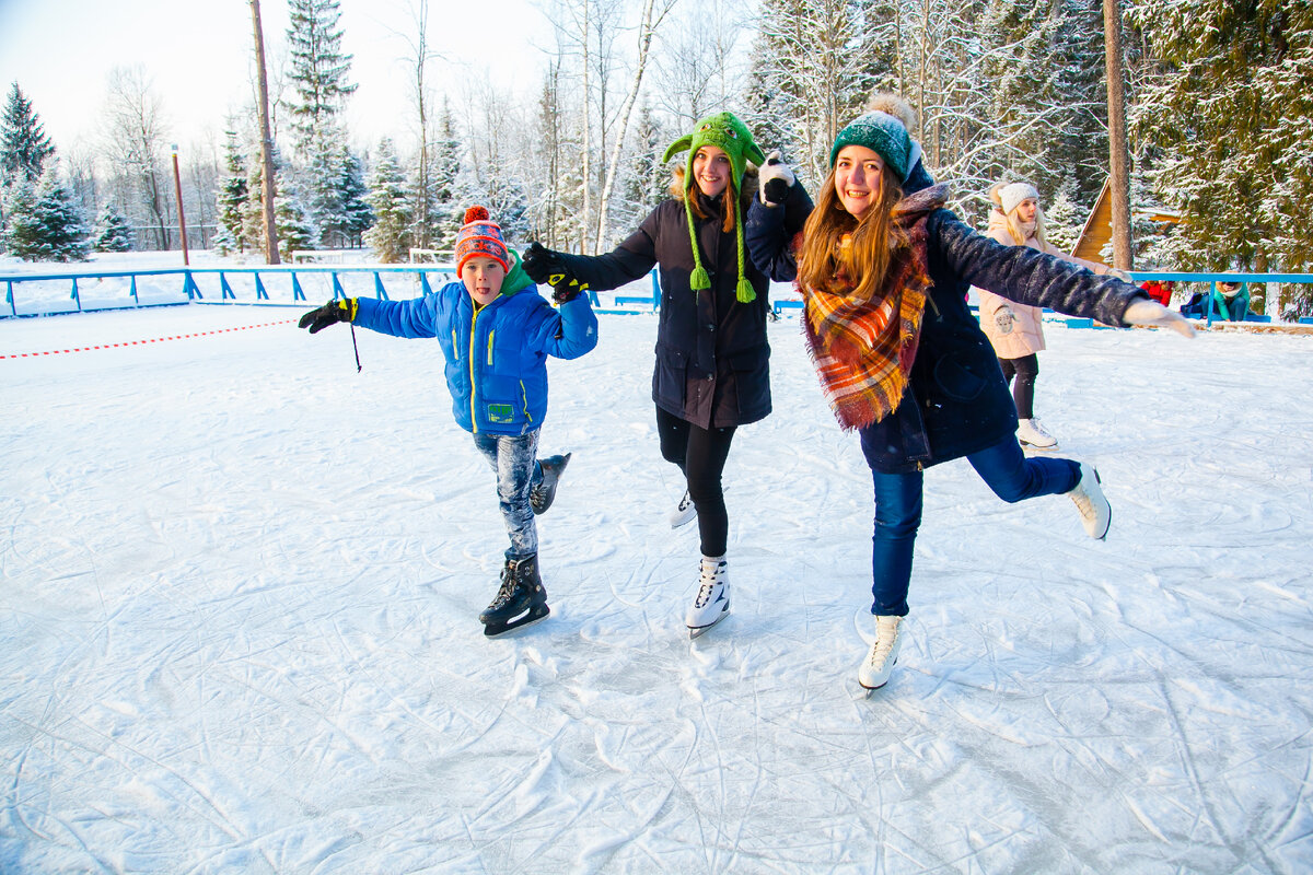 Катание на коньках в детском лагере "Евроклуб"