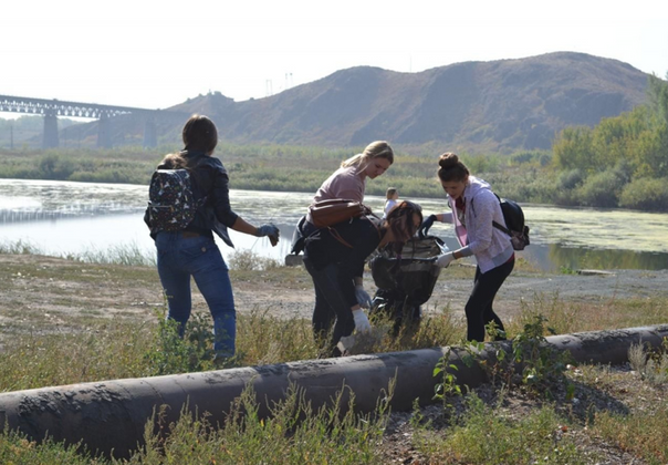    Эковолонтеры Оксаны Бирюковой проводят по 3-4 акции в неделю Цитата сайта берегдобрыхдел. рф