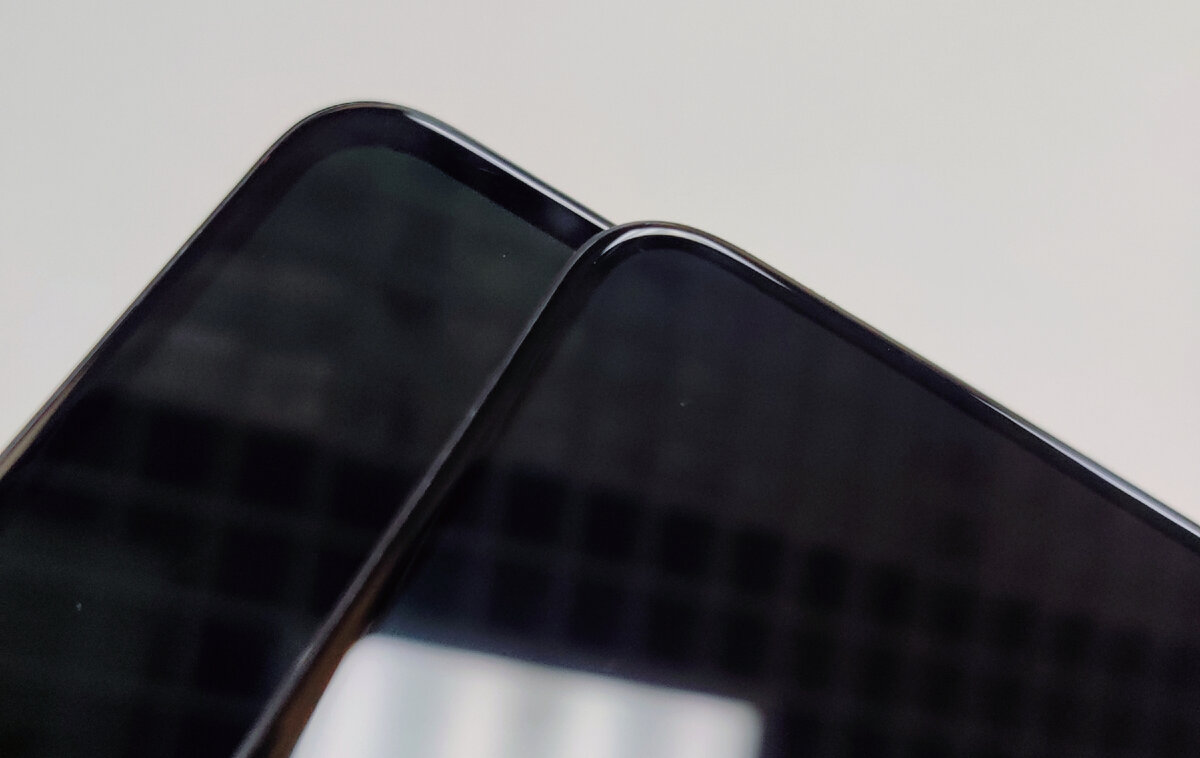 Разница в толщине рамок на примере iPhone X