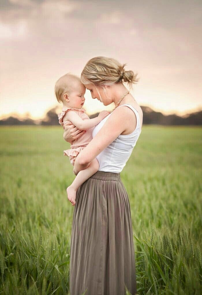 И так, начнем с того что, у открытых, спокойных родителей вырастают дети, способные выстраивать гармоничные отношения с собой и миром. Ученые из Массачусетского университета технологий провели серию экспериментов, где выяснили, какое поведение родителей способствует тому, чтобы их дети росли успешными. Оказалось, это чаще случается в семьях, где родители выступают для детей добрыми менторами, показывая своим примером важность труда, благодарности и эмпатии.

А чего же делать не надо?

