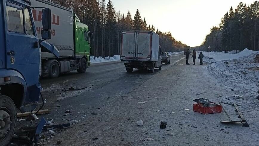     21 декабря днем произошло столкновение трех грузовиков и легкового автомобиля на автодороге в Малопургинском районе