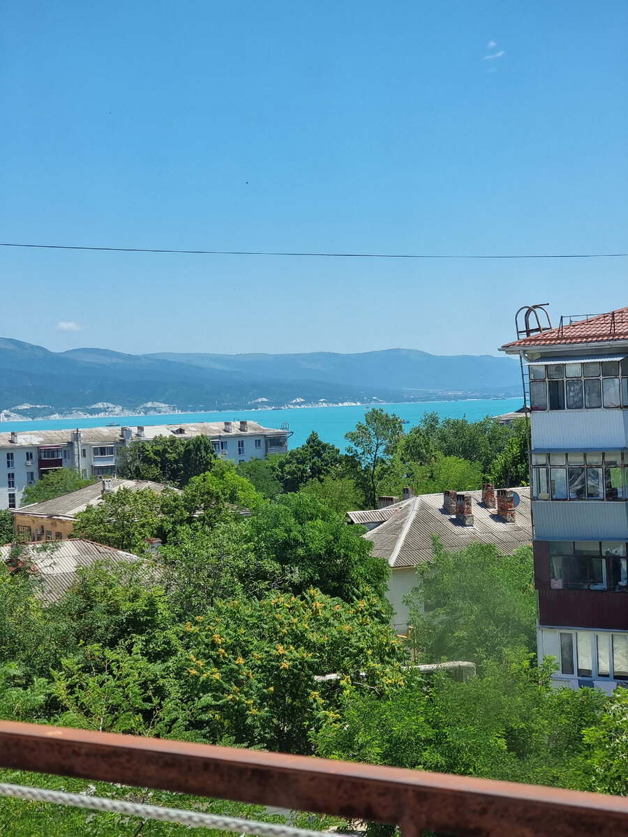 Наш вид из окна😍 Крыши немного портят вид, конечно. В некоторых домах в этом районе их уже отремонтировали, другие на очереди. Все делают, на месте не стоят.