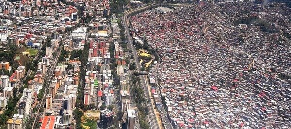 În stânga este partea bogată a Caracasului, în dreapta este partea săracă