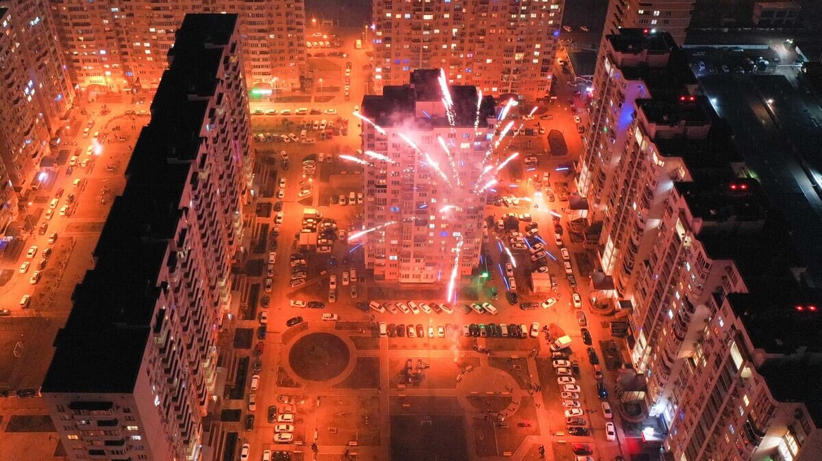    Люди запускают фейерверк во время встречи Нового года© РИА Новости / Виталий Тимкив