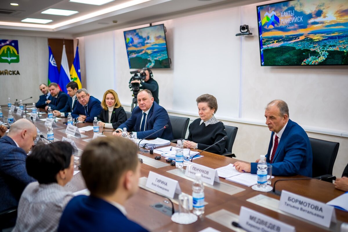    Наталья Комарова обсудила с руководством Ханты-Мансийска вопросы развития муниципалитета
