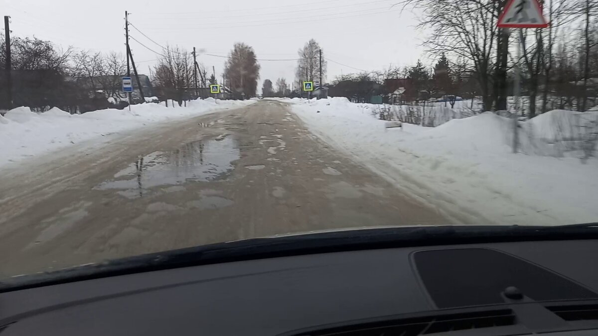 Фотка сделана на телефон. Это участок ровной асфальтовой дороги после очередного ледяного дождя. Толщина ледяного "панциря" около 5-10 сантиметров. Едешь как по рашпилю...