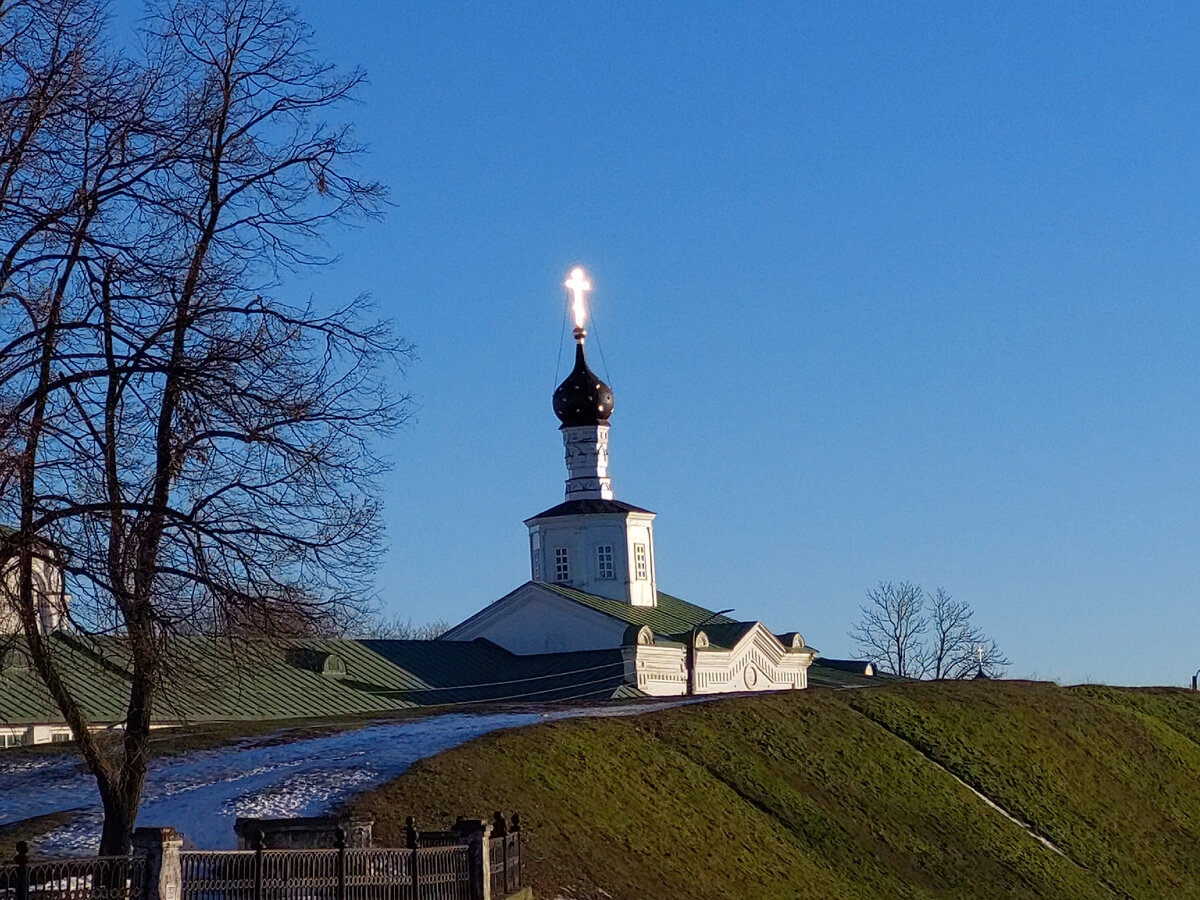 Защитный вал кремля и купол Спасо-преображенского монастыря