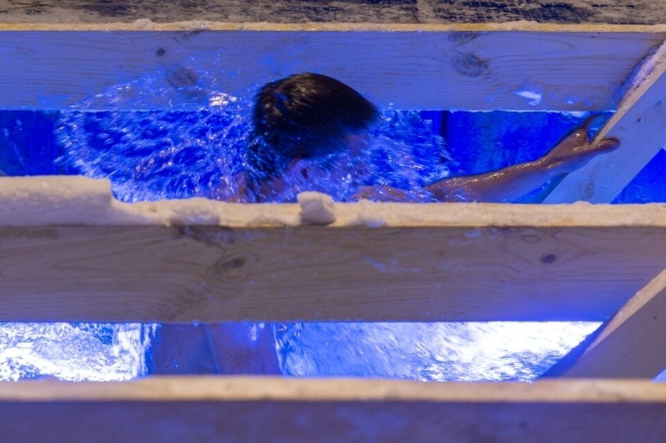     Спасатели советуют перед окунанием охлаждаться постепенно Михаил ФРОЛОВ