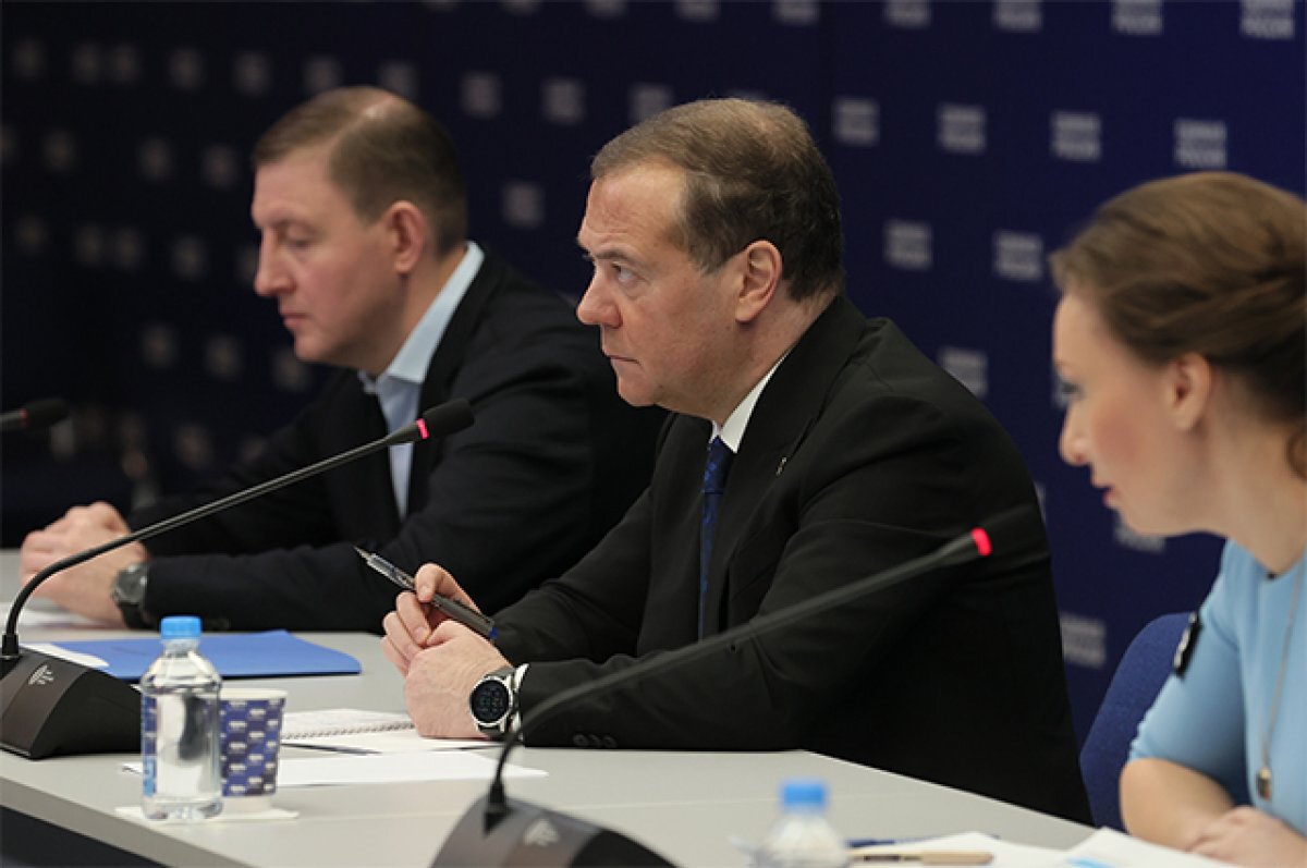    Председатель партии «Единая Россия», заместитель председателя Совета безопасности РФ Дмитрий Медведев. Слева — первый заместитель председателя Совета Федерации РФ Андрей Турчак. Справа — заместитель секретаря генерального совета партии «Единая Россия», заместитель председателя Государственной Думы РФ Анна Кузнецова.