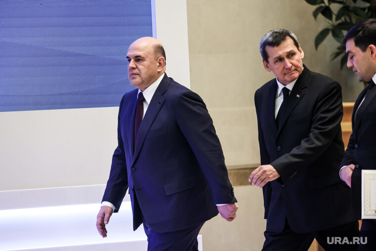    Премьер-министр РФ Михаил Мишустин (слева) заявил о новых проектах с Туркменистаном (зампредседателя кабмина республики Рашид Мередов — справа)