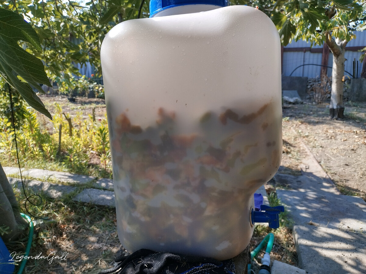 И емкость все равно еще не полная....