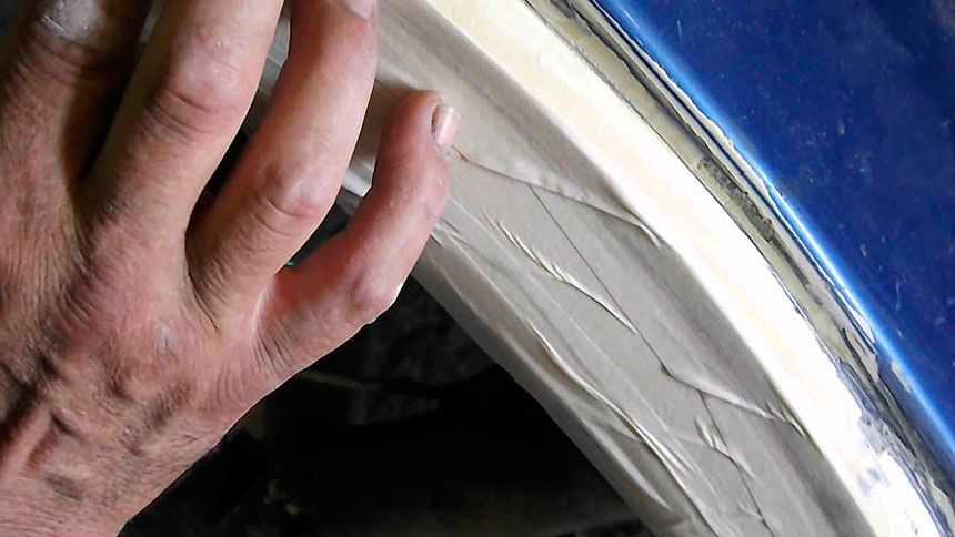 Обработать участки реактивным грунтом и дать поверхности высохнуть.Шпатлевка задней арки машины