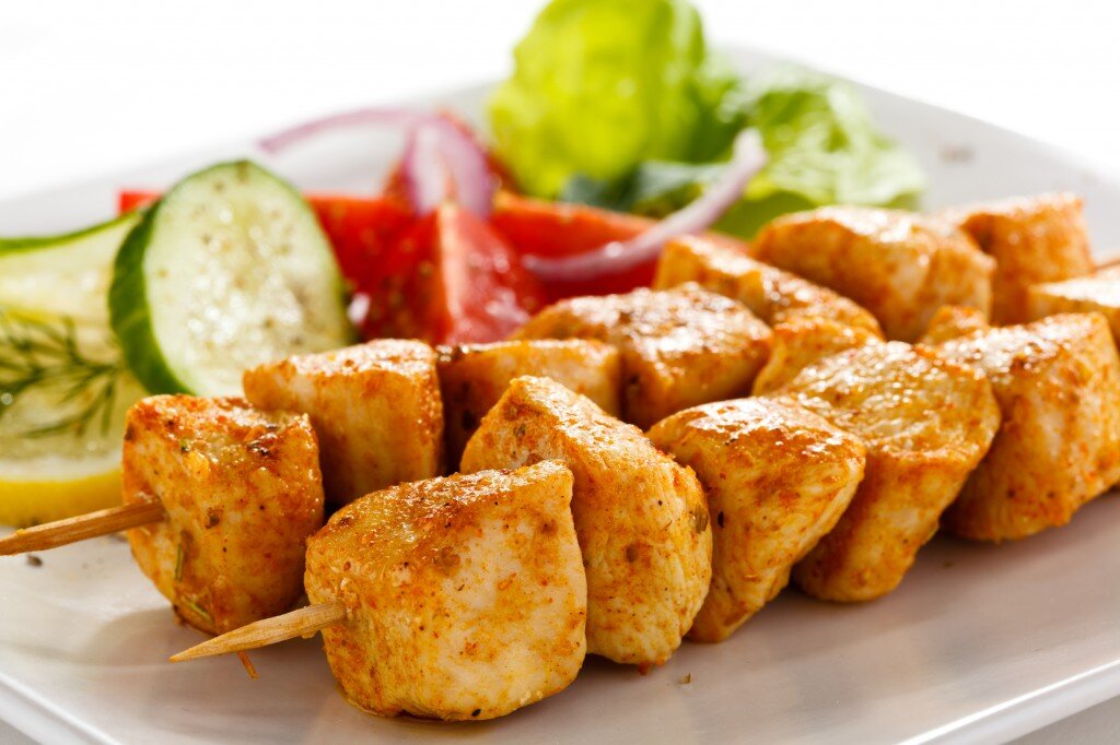 Салат из верченого цыпленка с грушами в соусе из куриной печени