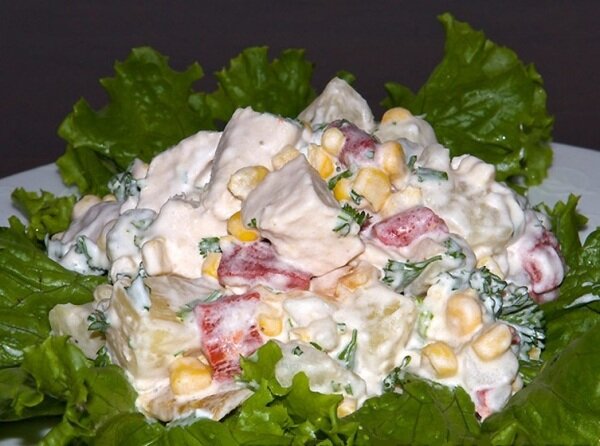 Салат из курицы с ананасами и кукурузой 