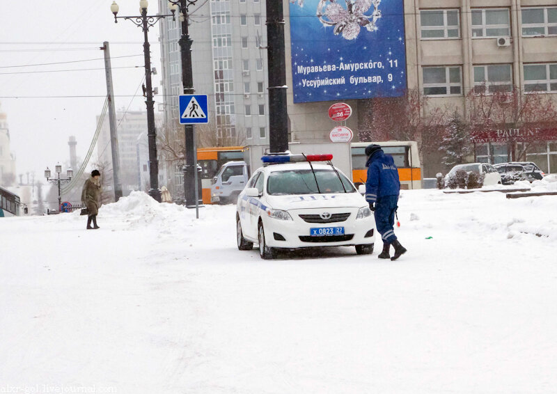 ДПСники перекрыли парковку перед площадью, правда непонятно для чего, на мою просьбу показать документы согласно которым парковка перекрыта из-за митинга - я получил отказ! Зато там парковались всякие полковники и высшие руководящие чины нашей доблестной полиции, а нас, народ - как обычно посчитали за быдло...

